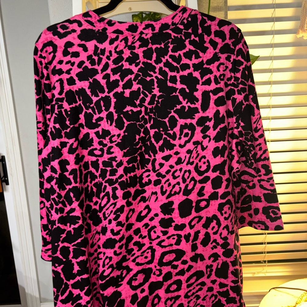Quacker Factory Pink and Black Leopard Print Top - Picture 4 of 4